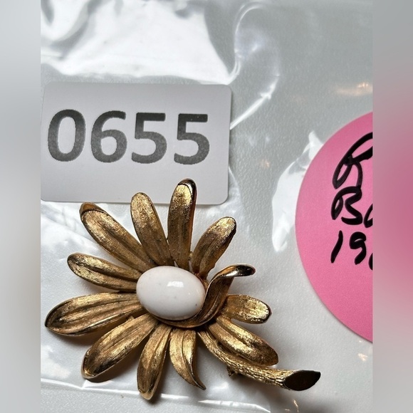 VTG Crown Robert Mandle Brooch Pin Flower Faux Pearl Brushed Gold Tone 0655 P - Picture 5 of 11